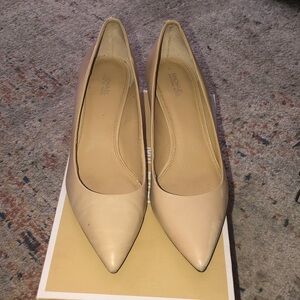Women's MK kitten heel nude pumps. Sz 8 Womens